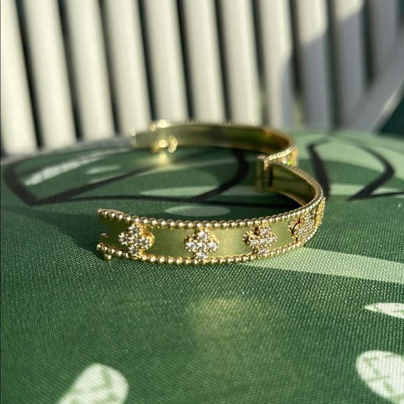 Elegant Gold-Tone Bracelet - Picture 9 of 17